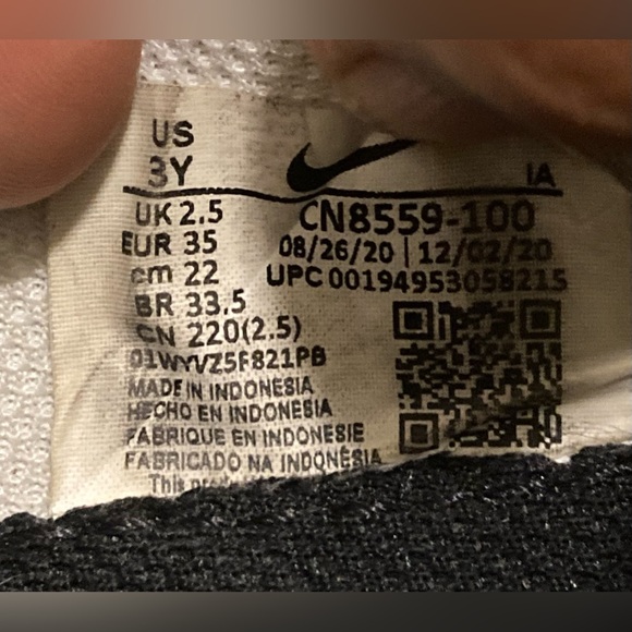 Nike MD Valiant (PSV) White & Black Sneakers. Size 3. - Picture 5 of 13